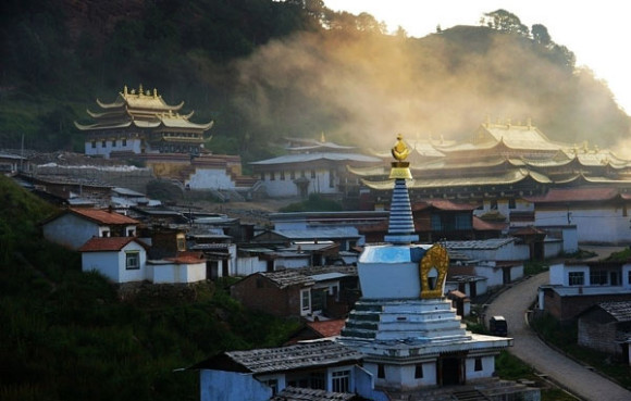 Langmu Temple in Luqu County 